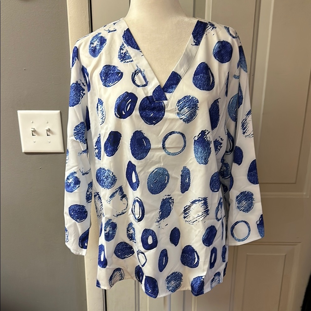 🎉HP🎉 White and Blue Graphic Boxy Blouse